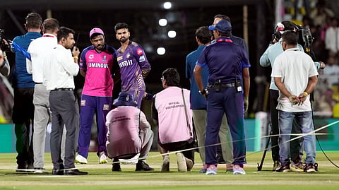 പിച്ച് പരിശോധിക്കാനായി ഗ്രൗണ്ടിലെത്തിയ രാജസ്ഥാന്, കൊല്ക്കത്ത നായകന്മാരായ സഞ്ജു, ശ്രേയസ്