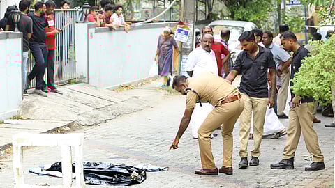 കുഞ്ഞിന്റെ മൃതദേഹം പൊലീസ് പരിശോധന നടത്തുന്നു