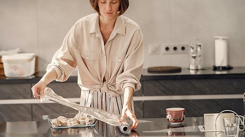 ഭക്ഷണത്തിന്റെ ചൂടു പോകാതെ സൂക്ഷിക്കും, വാഴയിലയ്ക്ക് പകരക്കാരൻ; സുരക്ഷിതമോ അലുമിനിയം ഫോയിൽ?