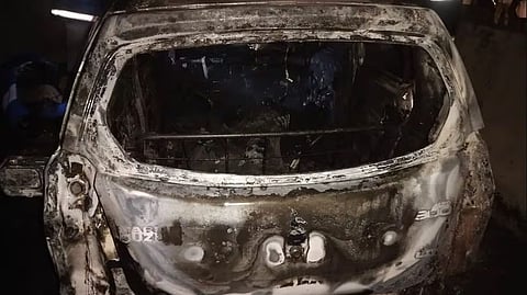 കൊല്ലത്ത് ദേശീയപാതയിൽ നിർത്തിയിട്ട കാറിന് തീപിടിച്ചു