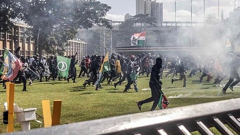 പൊലീസും പ്രതിഷേധക്കാരും തമ്മിലുള്ള ഏറ്റുമുട്ടലില് അഞ്ച് പേര് കൊല്ലപ്പെട്ടതായും റിപ്പോര്ട്ടുകളുണ്ട്.