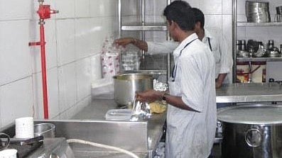 റെയില്വേ സ്റ്റേഷനില് ചായയ്ക്ക് അമിതവില; 22000 രൂപ പിഴ