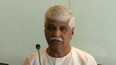 ജീവനക്കാര് കുടുംബാംഗങ്ങളെപ്പോലെ;എല്ലാ സഹായവും നല്കും; വാര്ത്താസമ്മേളനത്തിനിടെ പൊട്ടിക്കരഞ്ഞ് കെജി എബ്രഹാം