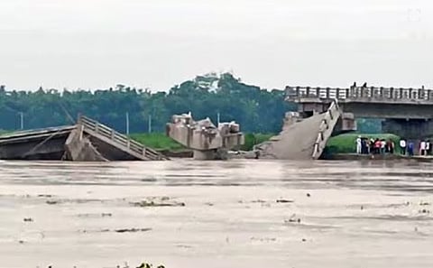 ചെലവഴിച്ചത് 12 കോടി, ഉദ്ഘാടനത്തിന് മുമ്പേ ബിഹാറില് പാലം തകര്ന്നു-വീഡിയോ