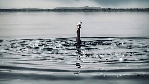 Fishing boat capsizes in Kochi; 1 Dead