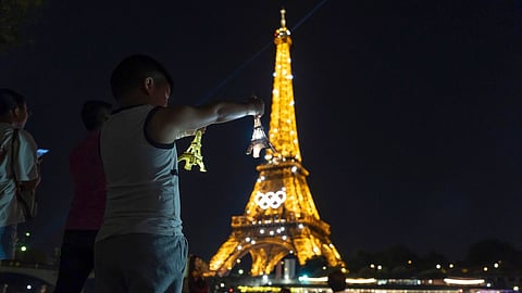 eiffel tower light up with olympic colours