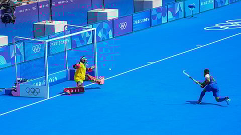 അയര്ലന്ഡിനെതിരെ ക്യാപ്റ്റന് ഹര്മന്പ്രീത് സിങ് ഇന്ത്യക്കായി ഗോള് നേടുന്നു