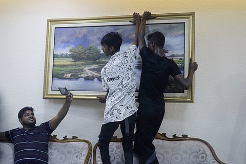 ഷേഖ് ഹസീനയുടെ വസതിയിലെ പെയിന്റിങ് മോഷ്ടിക്കുന്ന പ്രതിഷേധക്കാര്