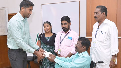 മുഖ്യമന്ത്രിയുടെ ദുരിതാശ്വാസ നിധിയിലേക്കുള്ള തുക കലക്ടര്ക്ക് കൈമാറുന്നു