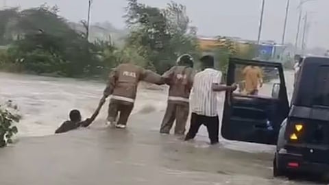 'ഒത്തുപിടിച്ചാല്...'; ജീവന് പണയപ്പെടുത്തി പൊലീസുകാരുടെ രക്ഷാപ്രവര്ത്തനം-വിഡിയോ