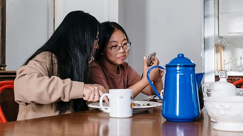 using mobile while eating