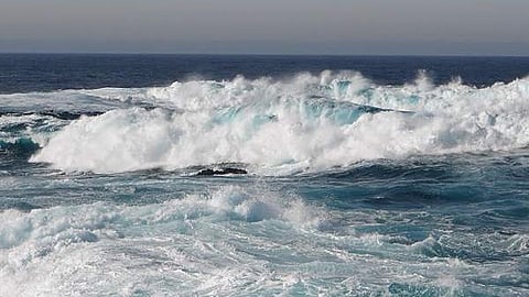 കടലില് കുളിക്കാനിറങ്ങിയ വിദ്യാര്ഥിയെ കാണാതായി, തിരച്ചില് തുടരുന്നു