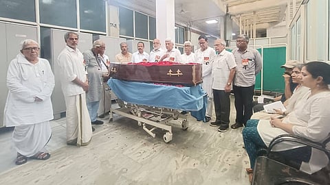 സീതാറാം യെച്ചൂരിയുടെ മൃതദേഹം ആശുപത്രിക്ക് കൈമാറാനായി എത്തിയപ്പോള്