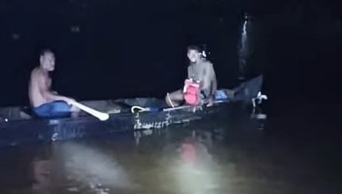 പുഴയില് വീണ കാര് കണ്ടെത്തുന്നതിനായി രക്ഷാപ്രവര്ത്തനം നടത്തുന്നവര്