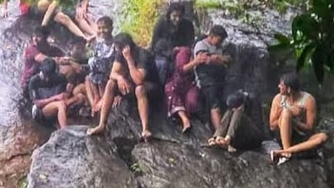 മലവെള്ളപ്പാച്ചിലിൽ കുടുങ്ങി വിനോദ സഞ്ചാരികൾ