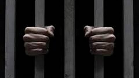 രക്ഷപ്പെട്ട രണ്ട് തടവുകാരെക്കുറിച്ച് പൊലീസിന് ഇതുവരെ വിവരങ്ങളൊന്നും ലഭിച്ചിട്ടില്ല