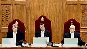 സുപ്രീംകോടതി ചീഫ്ജസ്റ്റിസും ജഡ്ജിമാരും വിചാരണ കേള്ക്കുന്നു