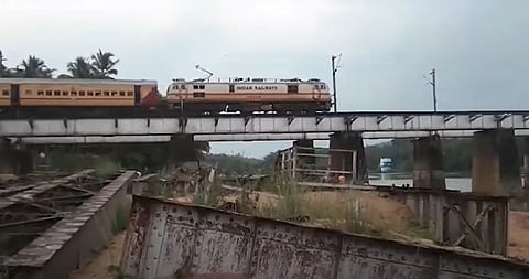 'അവരെ കണ്ടത് വളവു തിരിഞ്ഞപ്പോൾ, പലതവണ ഹോണ് അടിച്ചു': രക്ഷപ്പെടാൻ ഓടിയത് ട്രെയിൻ വന്ന ദിശയിലേക്ക്