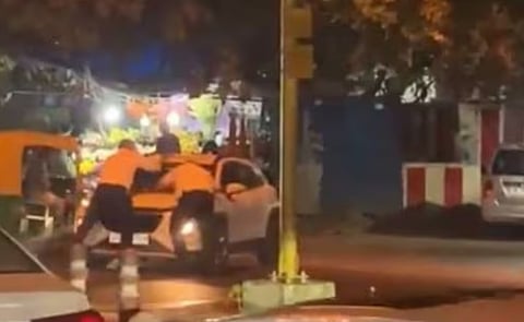 Delhi Traffic Cops Stop Car That Jumped Signal video