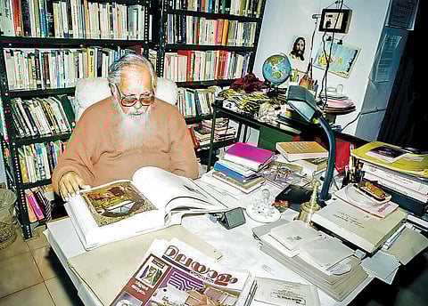 യതി തന്റെ പഠനമുറിയില്