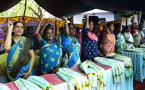 കുടിയിറക്ക് ഭീഷണി നേരിടുന്നവര് സമരപ്പന്തലില്