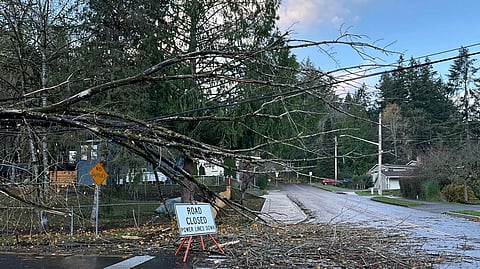 Bomb storm; Massive damage in the US, one death, power outage for half a million people