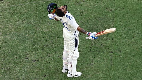 Gambhir hug Virat Kohli