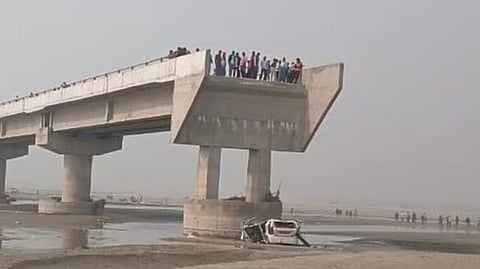 Traveling using Google Maps; Car falls off unfinished bridge, three dead