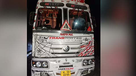 തൃശൂരില് ഉറങ്ങിക്കിടക്കുന്നവര്ക്കിടയിലേയ്ക്ക് തടിലോറി പാഞ്ഞു കയറി ; അഞ്ച് മരണം, 7 പേര്ക്ക് പരിക്ക്