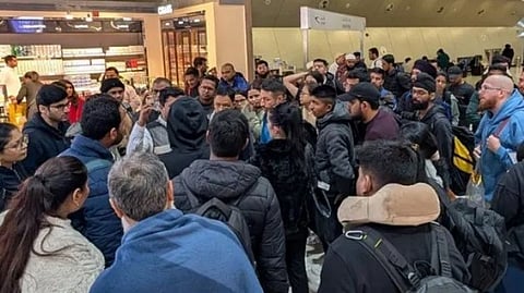 പ്രതിഷേധിക്കുന്ന യാത്രക്കാര്