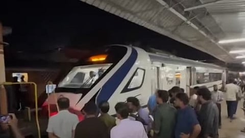 Relief after three hours; Another engine installed, Vande Bharat Yatra resumes