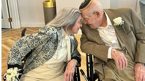 വൃദ്ധ സദനത്തില് കണ്ടുമുട്ടി, 9 വര്ഷത്തെ പ്രണയം; 100ാം വയസില് 102കാരിയെ വിവാഹം കഴിച്ചു