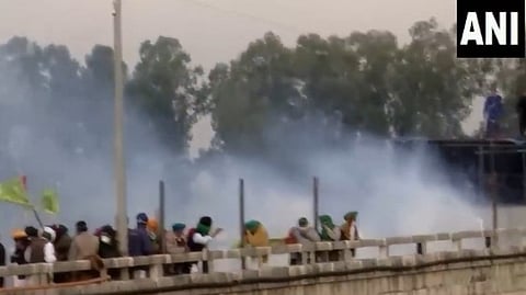 'ദില്ലി ചലോ' മാര്ച്ചില് സംഘര്ഷം, 9 പേര്ക്ക് പരിക്ക്, ഒരാളുടെ നില ഗുരുതരം; താല്ക്കാലികമായി പിന്വാങ്ങി കര്ഷകര്