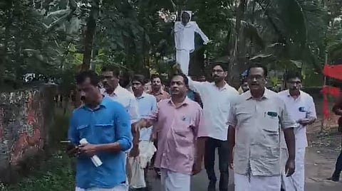 മാടായി കോളജിലെ നിയമന വിവാദം: എം കെ രാഘവന്റെ വീട്ടിലേക്ക് കോണ്ഗ്രസ് പ്രവര്ത്തകരുടെ പ്രതിഷേധ മാര്ച്ച്