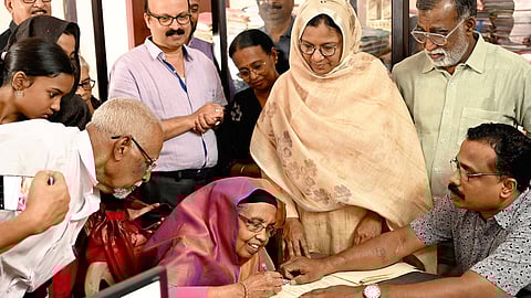 എസ്എംഎ നിയമപ്രകാരം വിവാഹം രജിസ്റ്റര് ചെയ്യുന്ന നെജുവും ഇസ്മയിലും