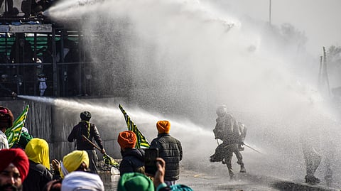 'ദില്ലി ചലോ' മാര്ച്ച് തടഞ്ഞ് പൊലീസ്; സമരക്കാര്ക്ക് നേരെ ജലപീരങ്കിയും കണ്ണീര് വാതകവും, 17 കര്ഷകര്ക്ക് പരിക്ക്