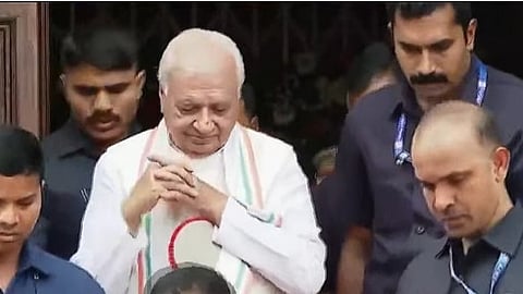 സെനറ്റ് ഹാളില് നിന്നും ഗവര്ണര് പുറത്തേയ്ക്ക് വരുന്നു