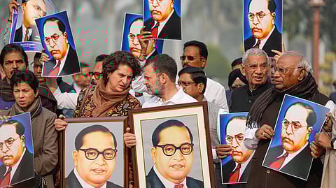 അമിത് ഷാ രാജിവെക്കണമെന്ന് ആവശ്യപ്പെട്ട് പാര്ലമെന്റ് വളപ്പിലെ കോണ്ഗ്രസ് പ്രതിഷേധത്തില് നിന്ന്, മല്ലികാര്ജുര് ഖാര്ഗെ,  പ്രിയങ്ക ഗാന്ധി, രാഹുല് ഗാന്ധി എന്നിവര് പ്രതിഷേധിക്കുന്നു