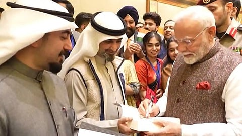 മോദി ജയ് വിളികള്; കുവൈത്തില് ഉജ്ജ്വല സ്വീകരണം; രാമായണ, മഹാഭാരത അറബി പരിഭാഷകനെ കണ്ടു; വിഡിയോ