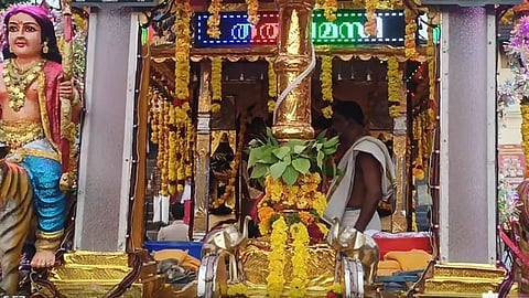 തങ്ക അങ്കി ഘോഷയാത്ര ആറന്മുള പാര്ഥസാരഥി ക്ഷേത്രത്തില് നിന്ന് ശബരിമല സന്നിധാനത്തേയ്ക്ക് പുറപ്പെടുന്നു