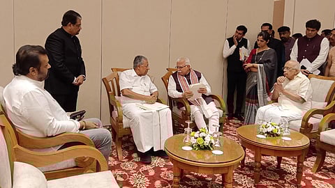 കേരളത്തിലെ വൈദ്യുതി മേഖലയുടെ പ്രവര്ത്തനം അവലോകനം ചെയ്യാനെത്തിയ കേന്ദ്ര ഊര്ജ ജലമന്ത്രി മനോഹര്ലാല് ഖട്ടര് പിണറായി വിജയനുമായി ചര്ച്ചയില്. കെഎസ്ഇബി ചെയര്മാന് ബിജു പ്രഭാകര്, വൈദ്യുതി മന്ത്രി കെ കൃഷ്ണന്കുട്ടി, കേന്ദ്രമന്ത്രി സുരേഷ് ഗോപി എന്നിവര് സമീപം