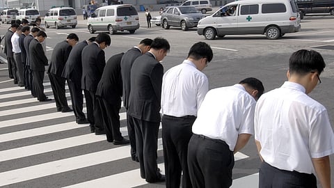  അപകടത്തില് ദുഃഖം രേഖപ്പെടുത്തി വിമാനക്കമ്പനി അധികൃതര് തലതാഴ്ത്തി നില്ക്കുന്നു