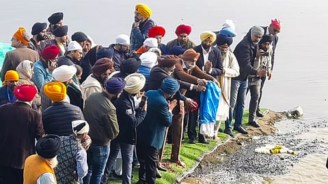 മന് മോഹന് സിങിന്റെ ചിതാഭസ്മം നിമഞ്ജനം ചെയ്യുന്നു