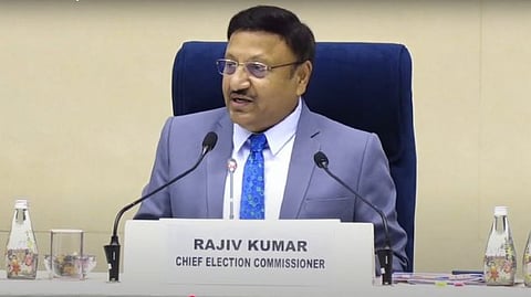 മുഖ്യതെരഞ്ഞെടുപ്പ് കമ്മീഷണര് രാജീവ് കുമാര് മാധ്യമങ്ങളെ കാണുന്നു.