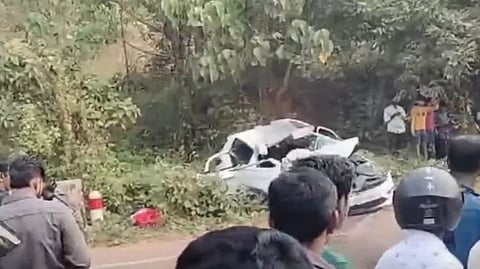 Four people in critical condition after collision with private bus in Mattanur; Car completely destroyed