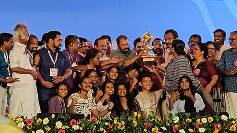 തൃശൂര് ടീം കപ്പ് ഏറ്റുവാങ്ങുന്നു