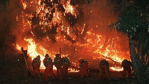ലൊസാഞ്ചലസില് പടര്ന്നുപിടിക്കുന്ന തീയണയ്ക്കാനുള്ള ശ്രമം