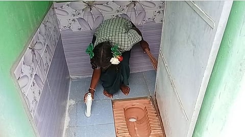 ടോയ്ലറ്റ് വൃത്തിയാക്കുന്ന പെണ്കുട്ടി