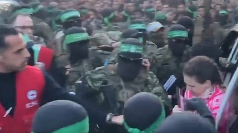 ഹമാസ് മോചിപ്പിച്ച ഡോറോന് സ്റ്റൈന്ബ്രെച്ചര്, എമിലി ദമാരി, റോമി ഗോനെന് എന്നിവരെ കൈമാറുന്നു