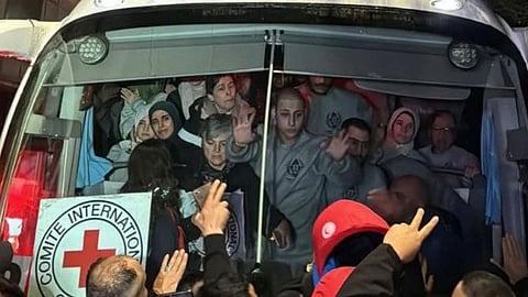 ആനന്ദക്കണ്ണീരില് വരവേല്പ്പ്; ഇസ്രയേല് മോചിപ്പിച്ച 90 പലസ്തീനി തടവുകാര്ക്ക് റാമല്ലയില് വന് സ്വീകരണം, വിഡിയോ